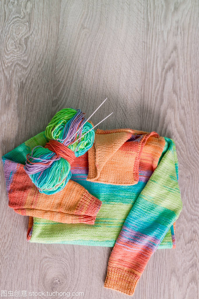 針織。針織毛衫。多色球的紗線用針附近上木制的灰色背景的手工產(chǎn)品。頂視圖。復(fù)制空間