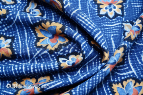 商場(chǎng)中的亞麻與針織 夏日衣櫥的自然選擇與舒適哲學(xué)